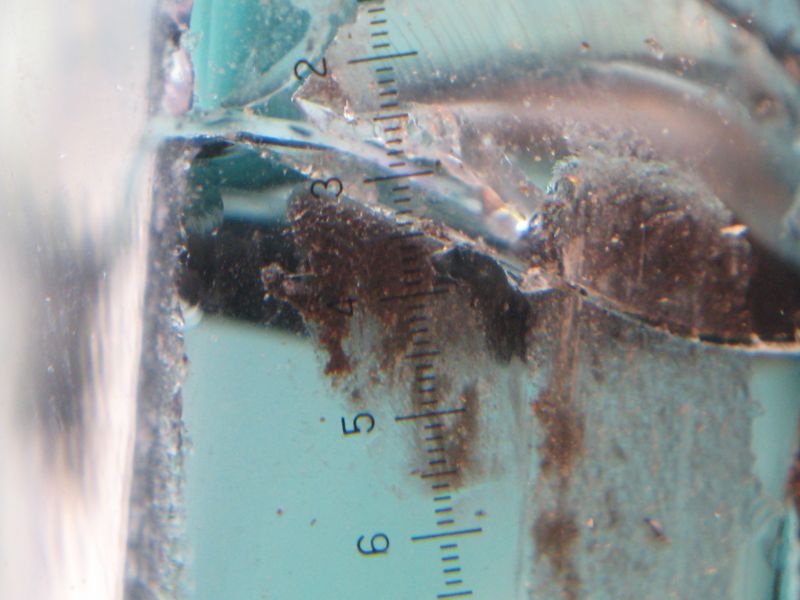 Detailansicht eines Bruchausganges an der rau geschnittenen Glaskante (10-fach vergrößert)