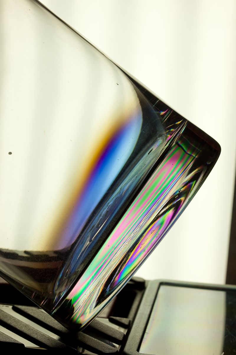 Residual strengths in the barrier/bottom transition zone of a glass vase (polarized light photograph)