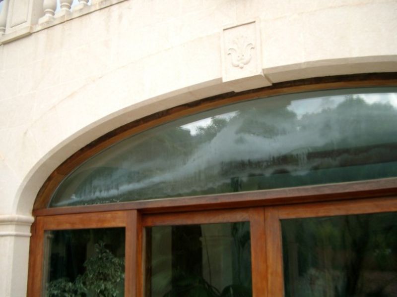 Milky insulation glass as the result of a leaky edge laminate caused by moisture in the window frame