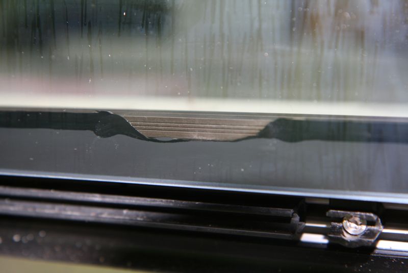 Unterbrochenes Butylband an einem Isolierglas-Abstandhalter